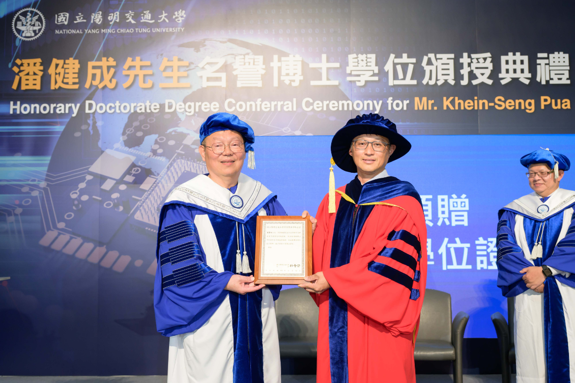 Chi-Hung Lin (left) presents the Honorary Doctor of Engineering degree to Khien-Seng Pua during the conferment ceremony at NYCU.