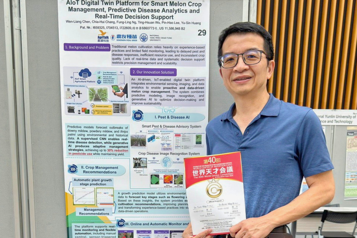 NYCU Professor Wen-Liang Chen presents the herbal medicine smart agriculture system at the exhibition venue. (Photo credit: Chiayi University)