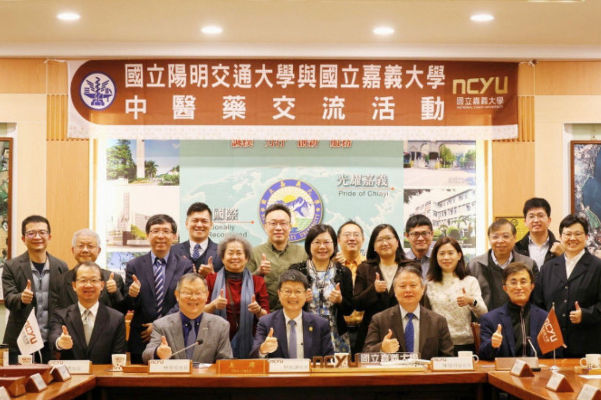 In January, NYCU President Chi-Hung Lin led a delegation from the College of Medicine to National Chiayi University for academic exchanges on traditional Chinese medicine. (Photo credit: Chiayi University)