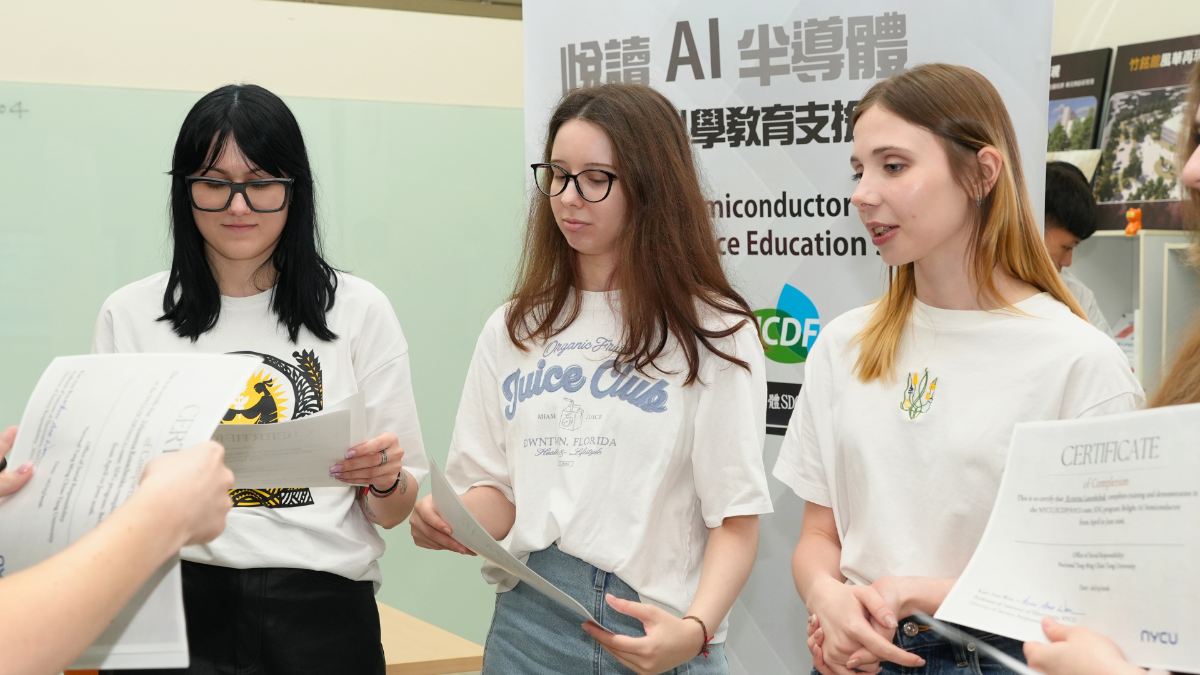 Ukrainian students discuss their projects and exchange ideas after completing the “Belight AI Semiconductor” technology education program at NYCU.
