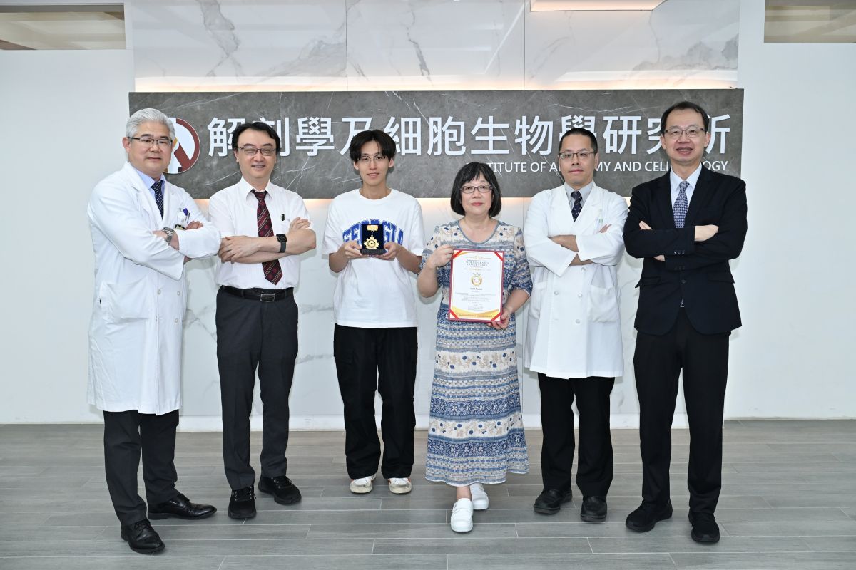 The research team poses for a group photo with Shuu-Jiun Wang  (right), Dean of the NYCU College of Medicine. From left: Dr. Cheng-Fong Chen, Dr. Wen-Liang Lo, graduate student Yu-Heng Cheng, Professor Yu-Show Fu, and Dr. Chang-Ching Yeh.