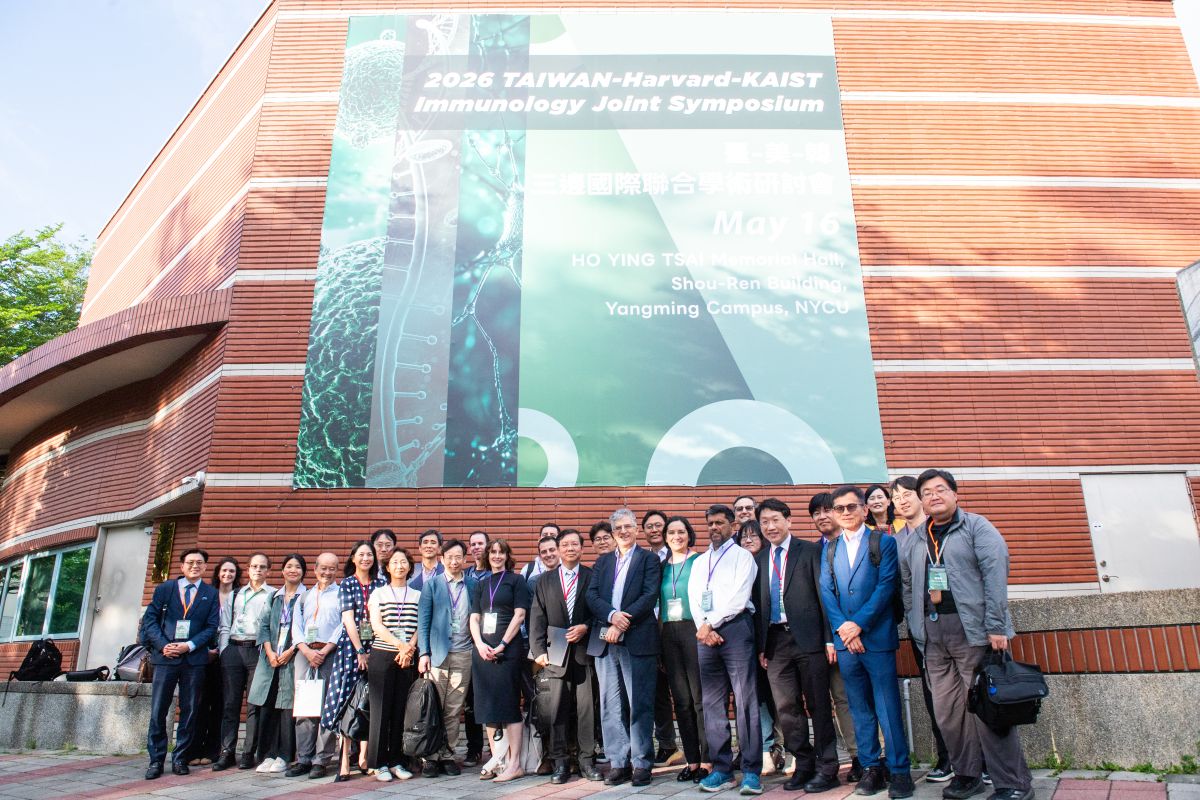 Distinguished guests and faculty members from Taiwan, the United States, and South Korea pose for a group photo during the symposium.