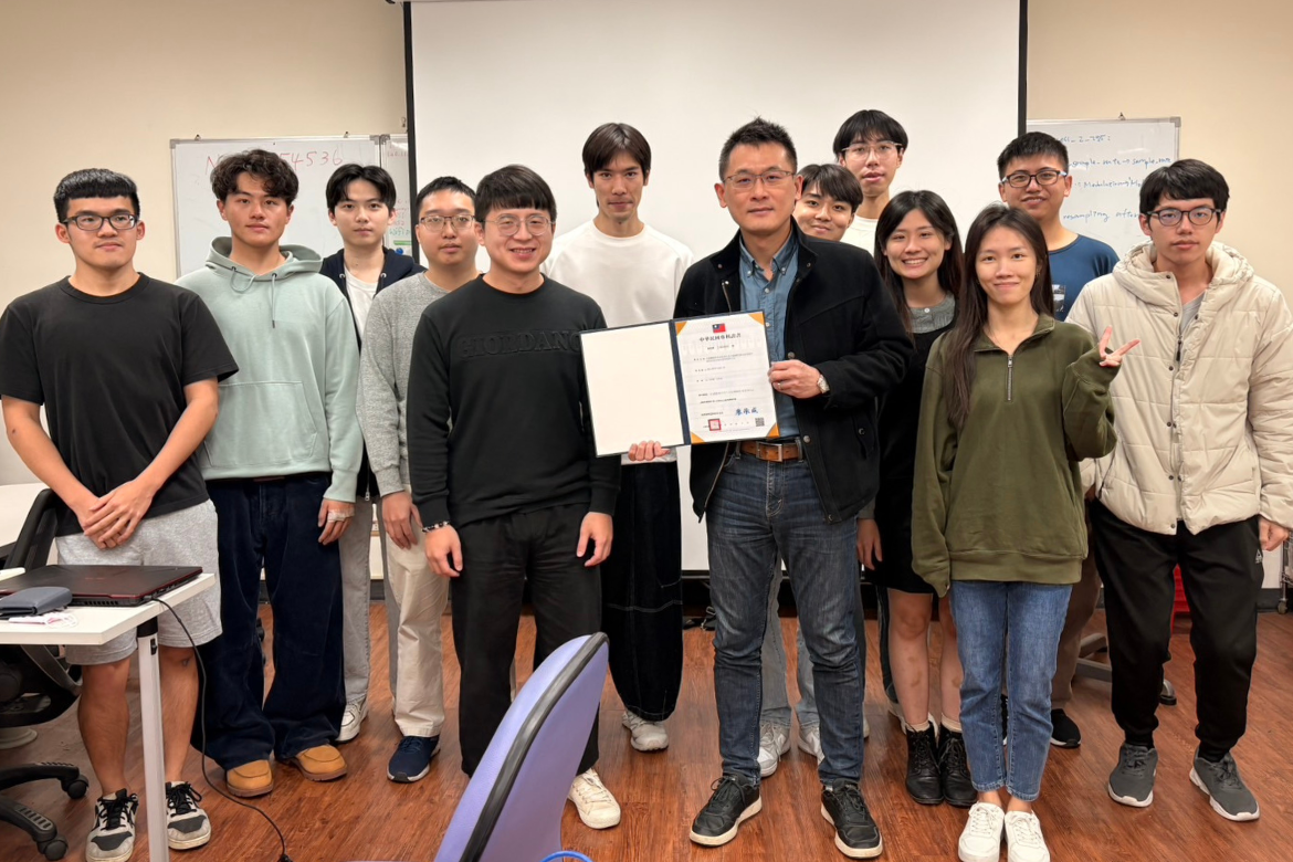 Associate Professor Jiun-Hung Yu (center) poses with members of his research team following the successful patent registration of their Reconfigurable Intelligent Surface (RIS) communication technology.