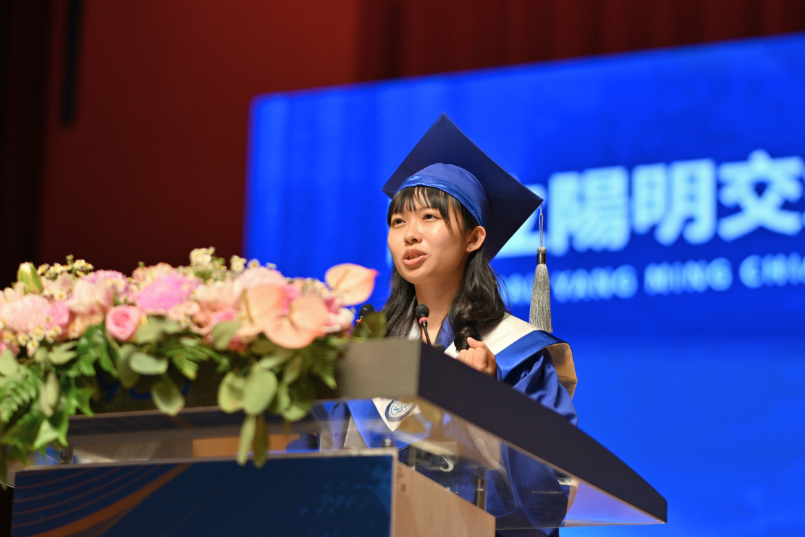 Ai-Tzu Zhang, a pharmacy graduate and student representative, led the graduation oath on behalf of the Class of 2026.