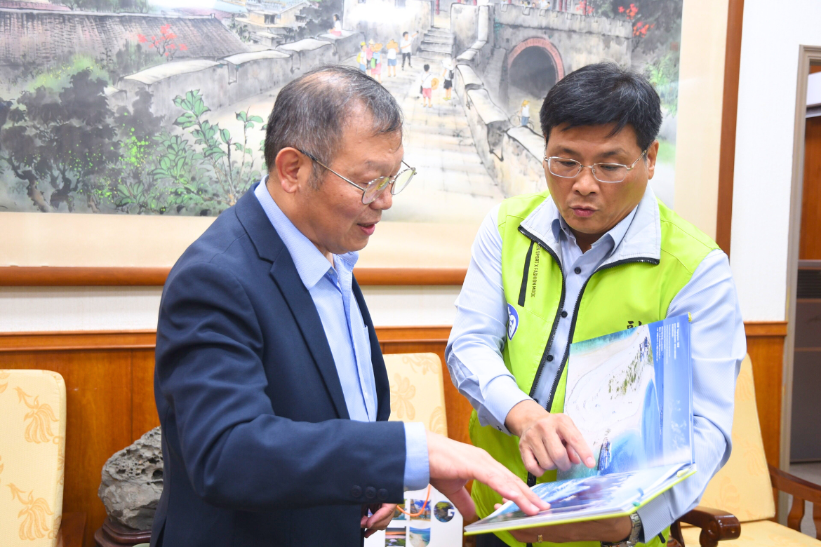 NYCU President Chi-Hung Lin (left) and Penghu Deputy Magistrate Chieh-Hsing Lin (right) during a meeting in Penghu on July 3 to explore future collaboration. (Photo credit: Penghu County Government.)