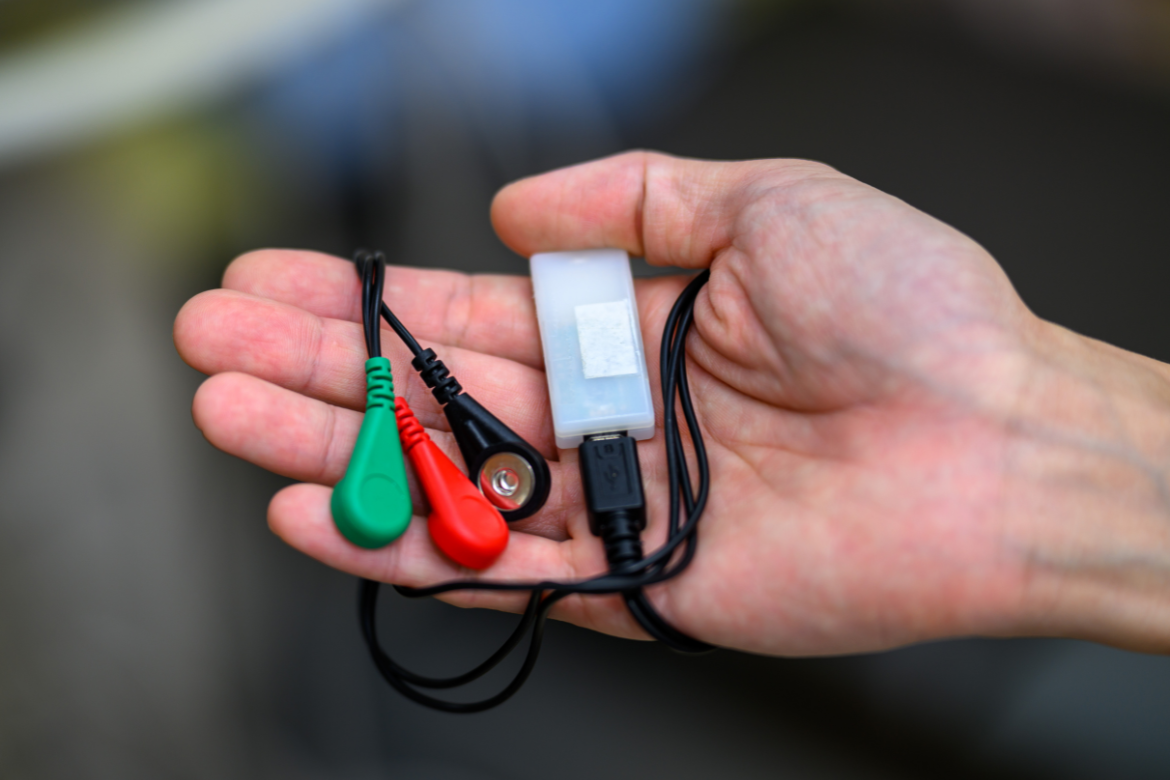 The wearable EEG device developed by Professor Terry B.-J. Kuo and his team at NYCU’s Institute of Brain Science enables real-time brainwave monitoring during anesthesia.