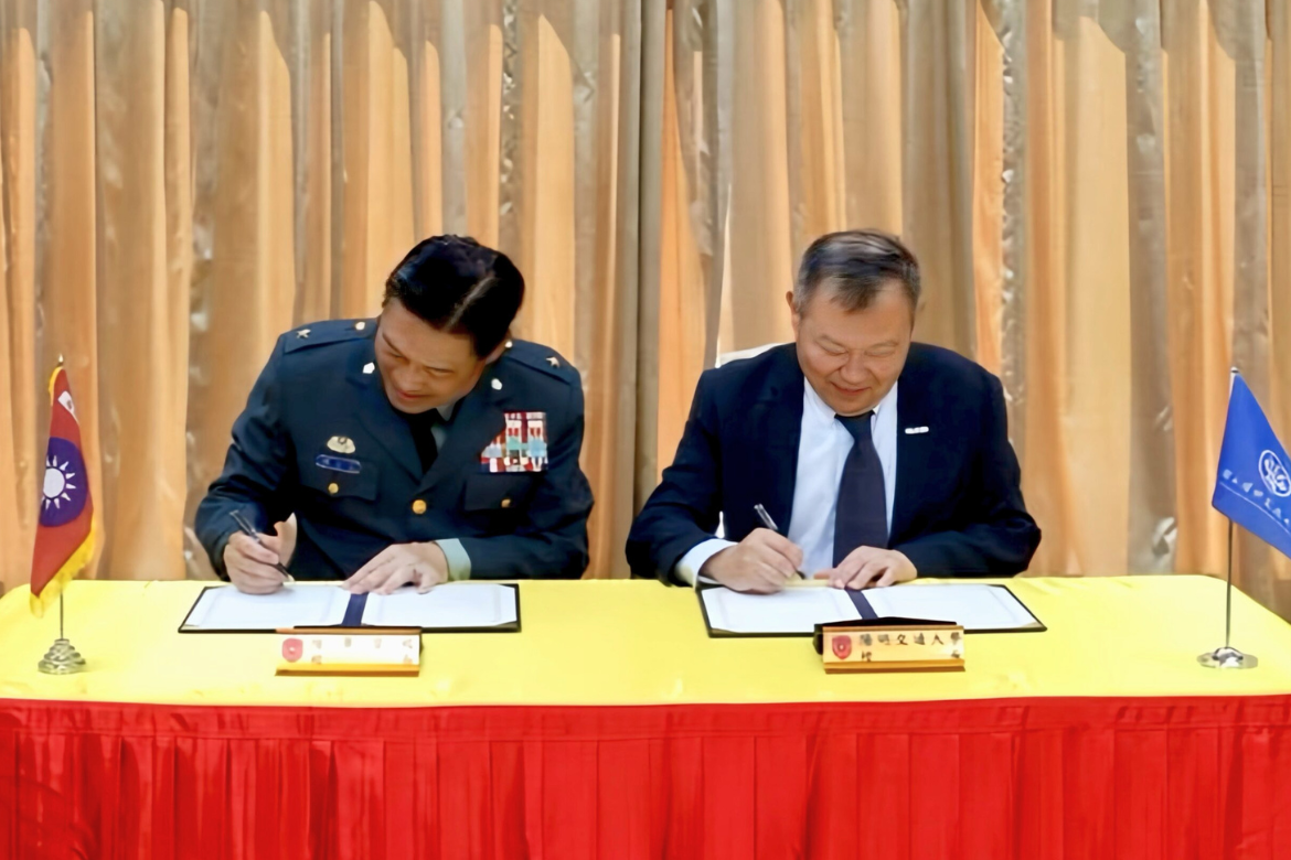 Maj. Gen. Fang-Jung Tan (left), president of the Republic of China Military Academy, and NYCU President Chi-Hung Lin exchange signatures during the agreement ceremony, marking the beginning of institutional collaboration.