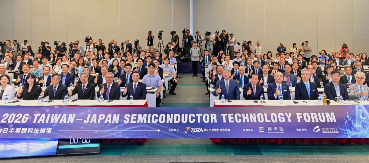 Government, industry and academic representatives from Taiwan and Japan gather at the 2026 Taiwan-Japan Semiconductor Technology Forum in Taipei on August 3 to discuss cross-border collaboration in the AI era. (Photo credit: Executive Yuan)