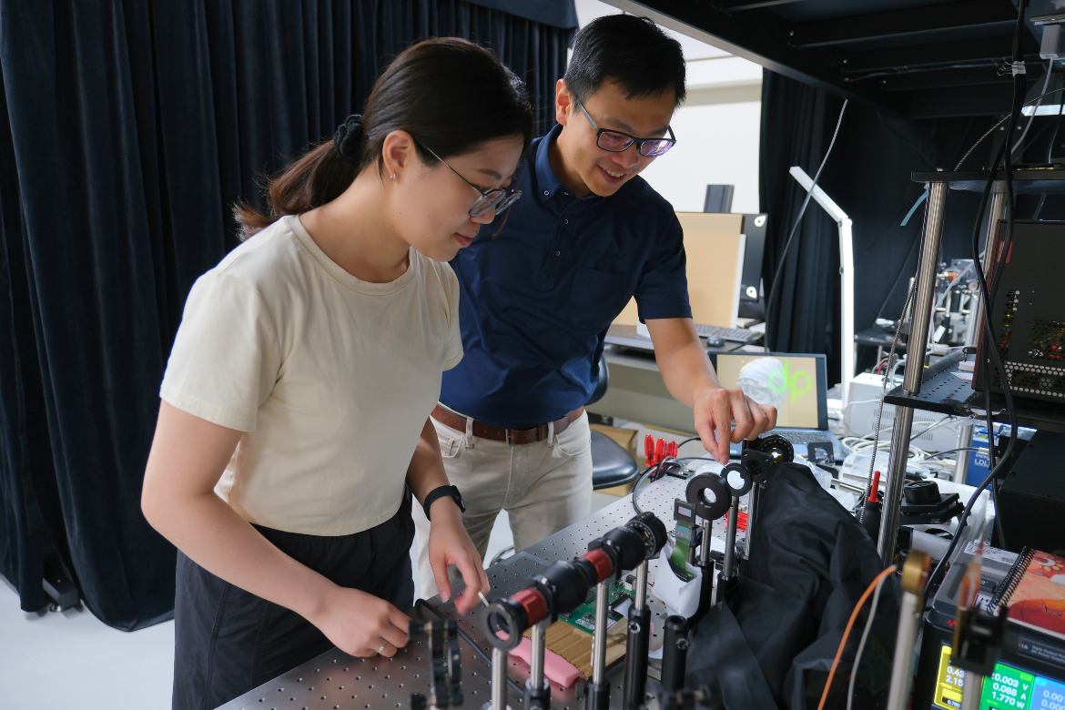 Wan-Tzu Kuo (left), a graduate student at NYCU's Institute of Photonics, and Associate Professor Yao-Wei Huang (right) of the Institute of Photonics.