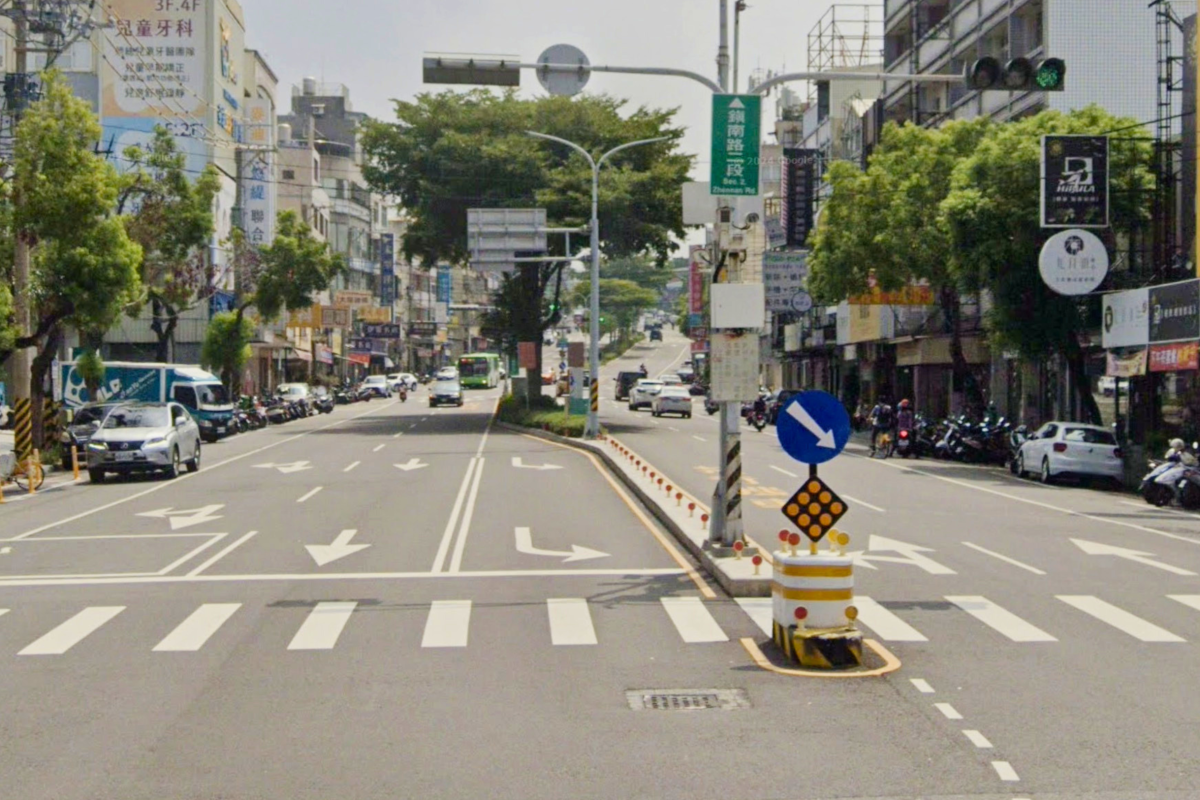 A fully shadowed left-turn lane featuring an offset design. (Source: Google Maps)