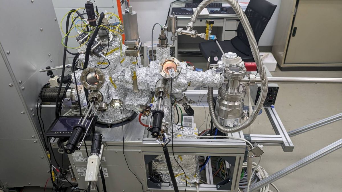 Closed-Cycle Low-Temperature Scanning Probe Microscopy